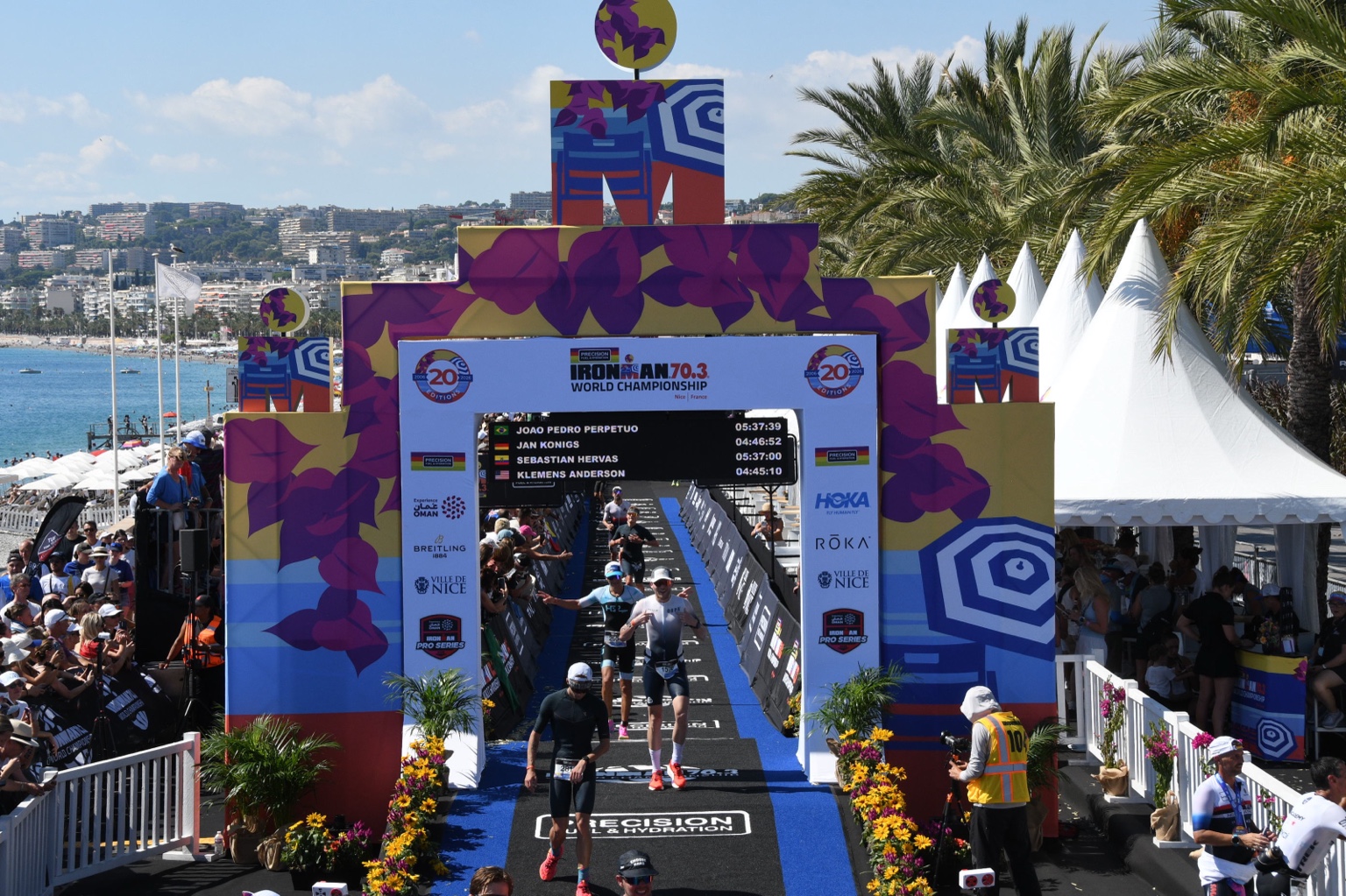 Arco de llegada del Mundial IRONMAN 70.3 en Niza, con Sebastián cruzando la meta
