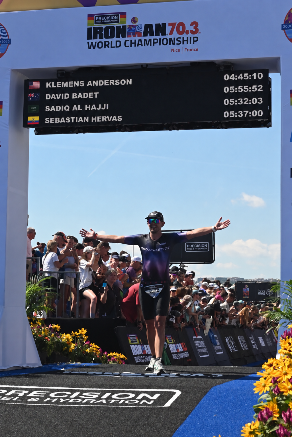 Sebastián celebrando al cruzar la meta del Mundial IRONMAN 70.3 en Niza